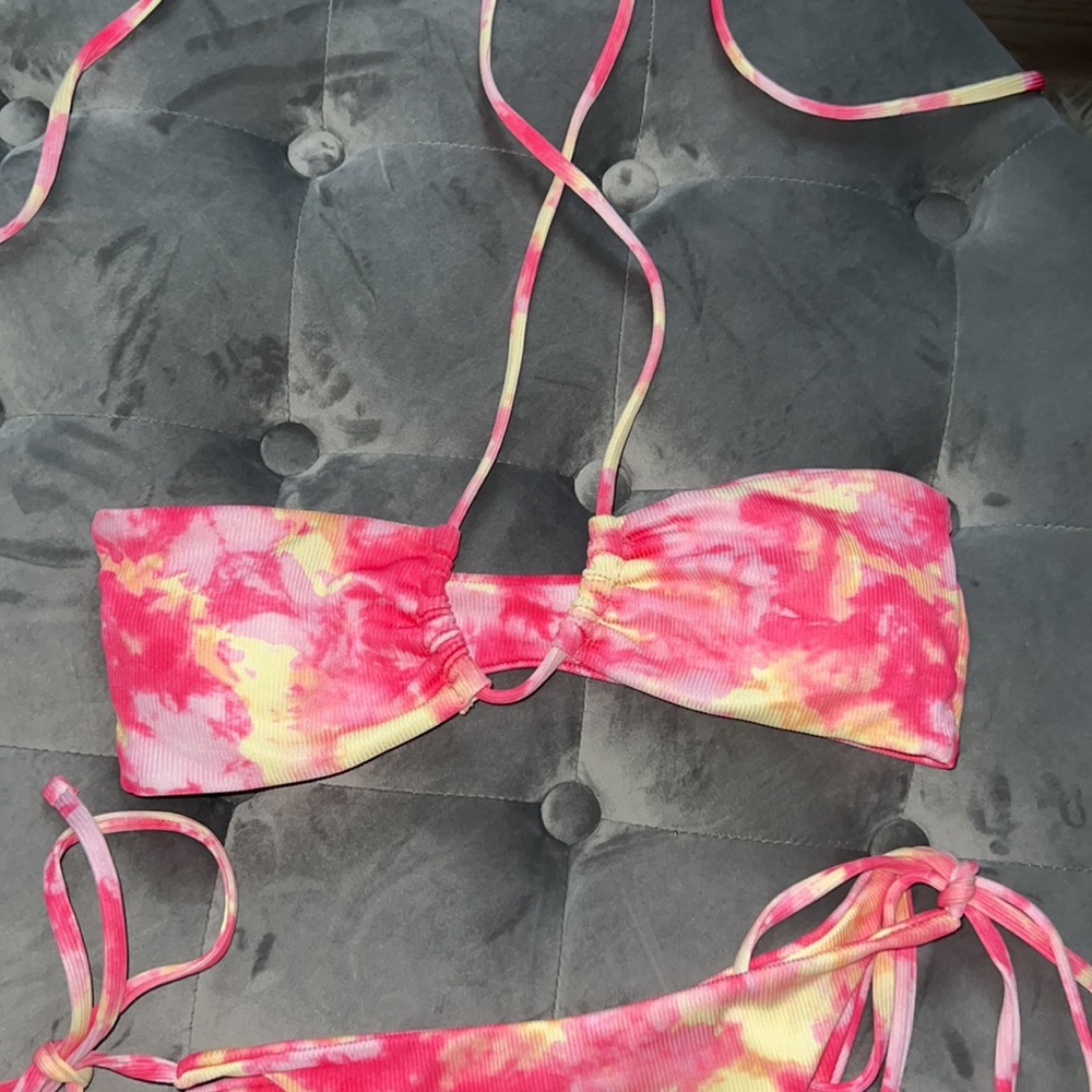 Bikini - Picture 3 of 4